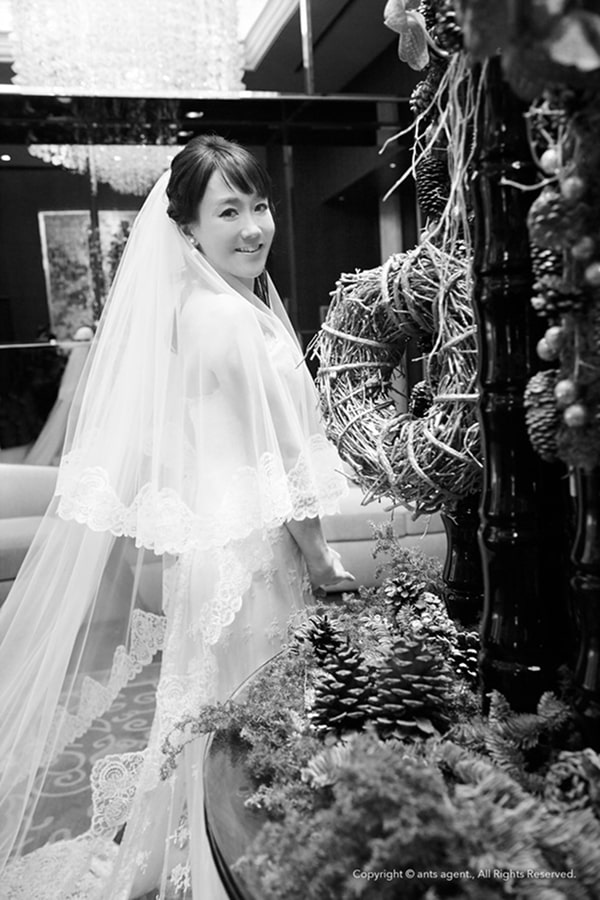 新婦のモノクロ写真