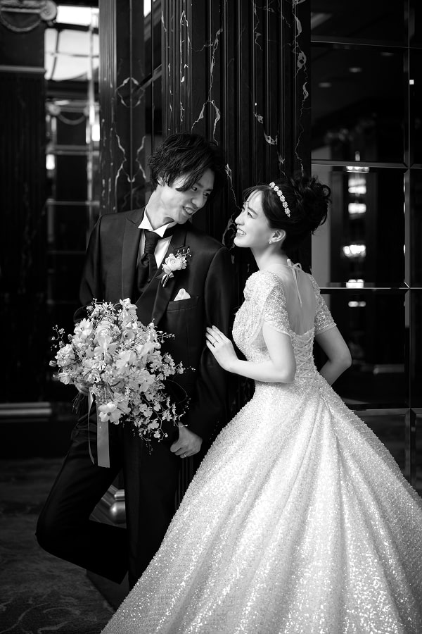 新郎新婦のモノクロ写真