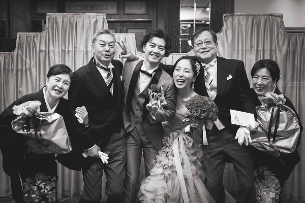 親族と新郎新婦の写真