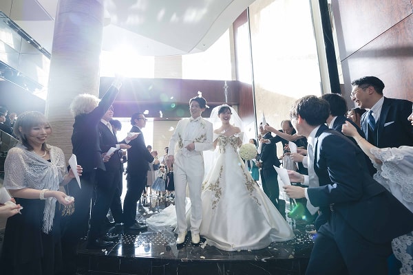 祝福される新郎新婦